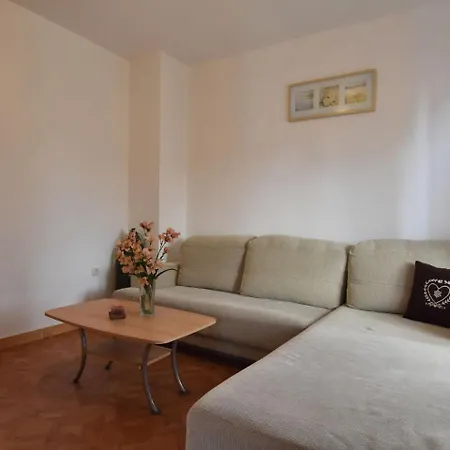 Luxurious In With Garden Appartement *