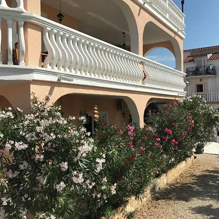 Luxurious In With Garden