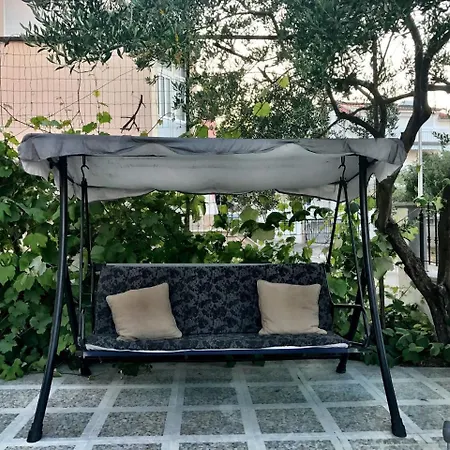 Luxurious In With Garden